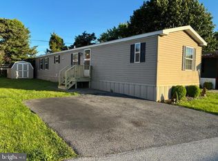 9 S Green Acres Cir, Akron, PA 17501