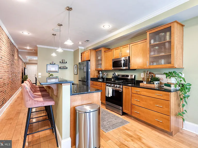 908 S Linwood Ave — Photo 1