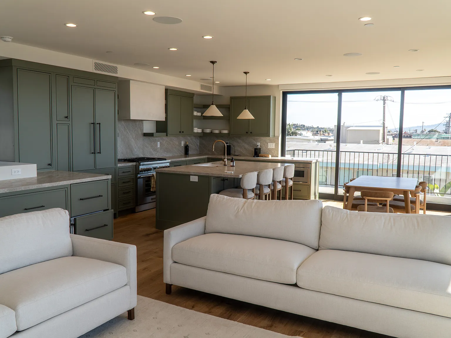 4 bed, 5.5 bath, 2621 sqft, $35,000 — Photo 3