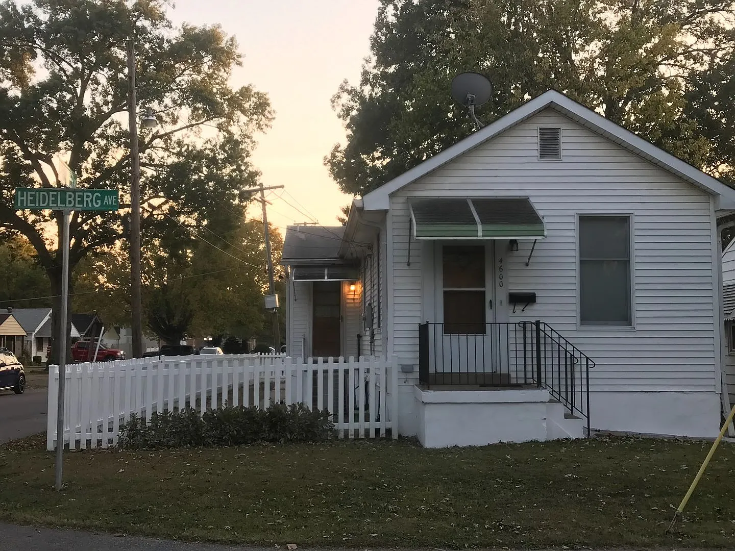 Coming Soon! Cute South County Cottage With White Picket Fence, And Garage — Photo 1