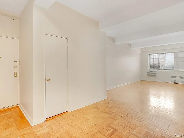 411 Bronx River Rd #9A — Photo 2