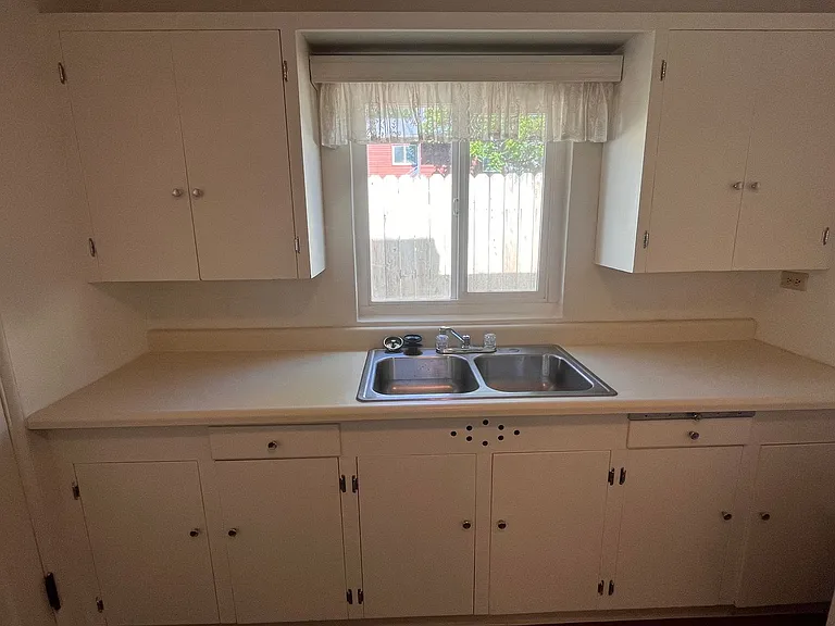 768 W Pine St — Photo 6