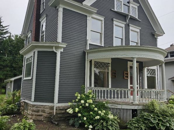 616 S Grove St, Ripon, WI 54971