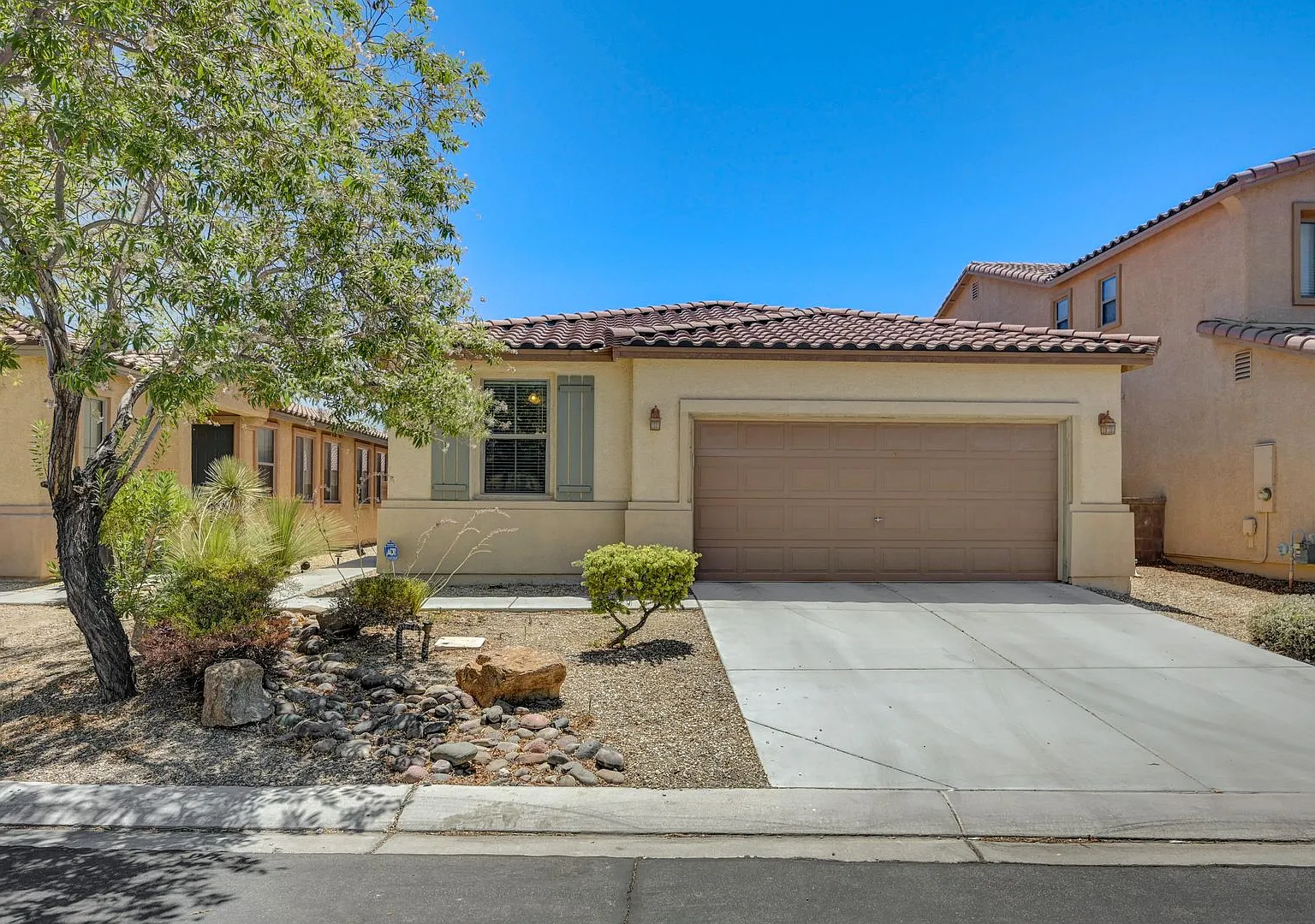 Single Family Home in Gated Community of N Las Vegas — Photo 1