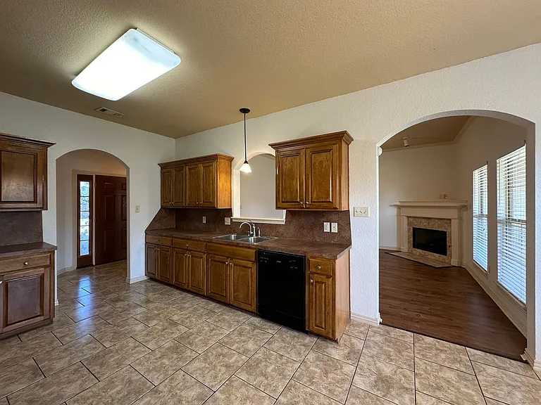 612 Windbrook Ct — Photo 8