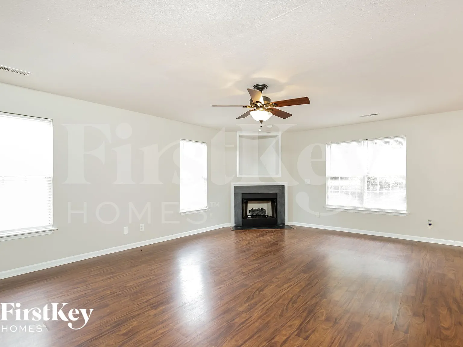 4 bed, 2.5 bath, 2406 sqft, $2,190 — Photo 3