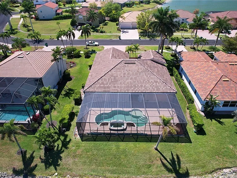 2202 Grove Dr — Photo 45