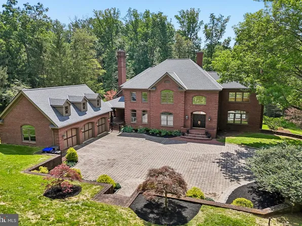 15 Old Covered Bridge Rd, Newtown Square, PA 19073