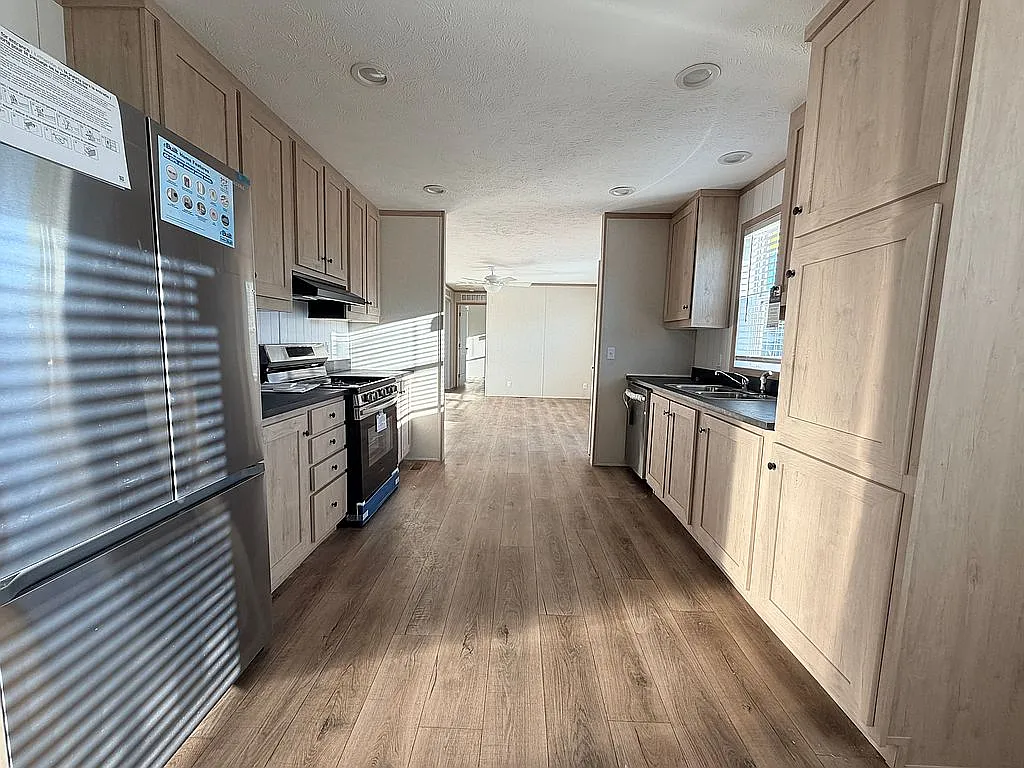 684 Jack Ave photo 1