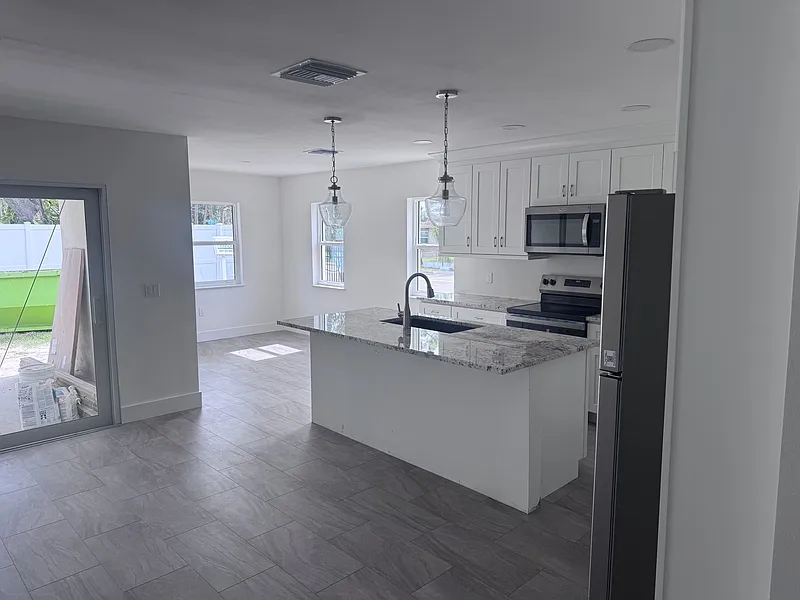 3 bed, 3.0 bath, 1600 sqft, $2,595 — Photo 3