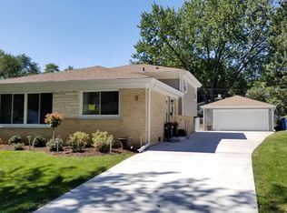 8 N Grant Dr, Addison, IL 60101