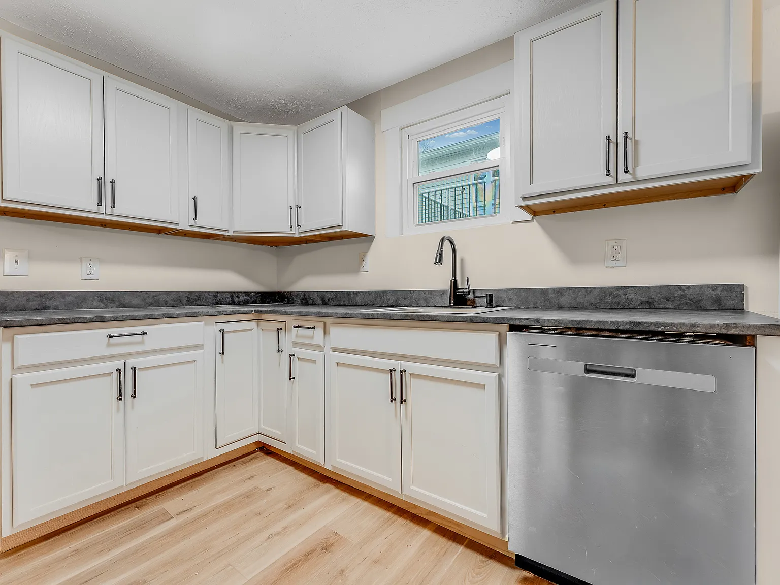2 bed, 968 sqft, $1,475 — Photo 4