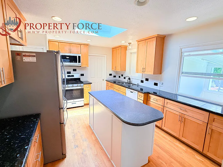 1623 Howard Ave — Photo 18