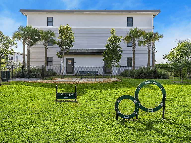 Vista Lago Apartments — Photo 13