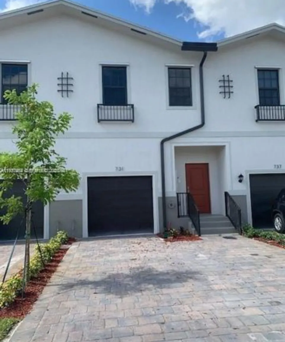 3 bed, 1466 sqft, $2,350 — Photo 1
