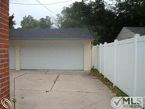 14925 Rosemont side drive.JPG