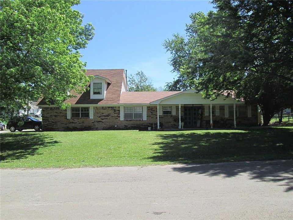 1st image of 302 S 11th St