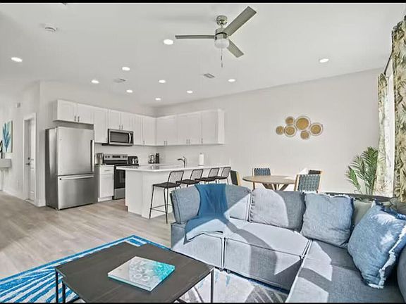 3rd image of 1547 W 26th Court