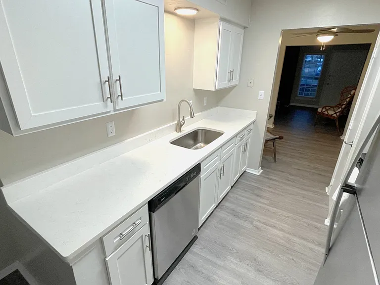 Huntington Apartments — Photo 4