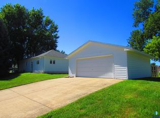 716 5th St, Garretson, SD 57030