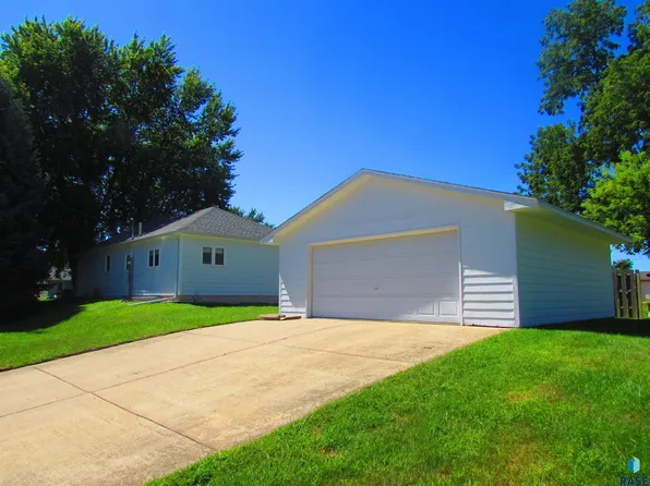 716 5th St, Garretson, SD 57030