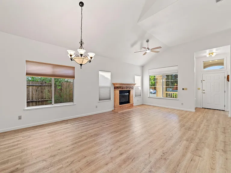 359 Seaton Dr — Photo 6