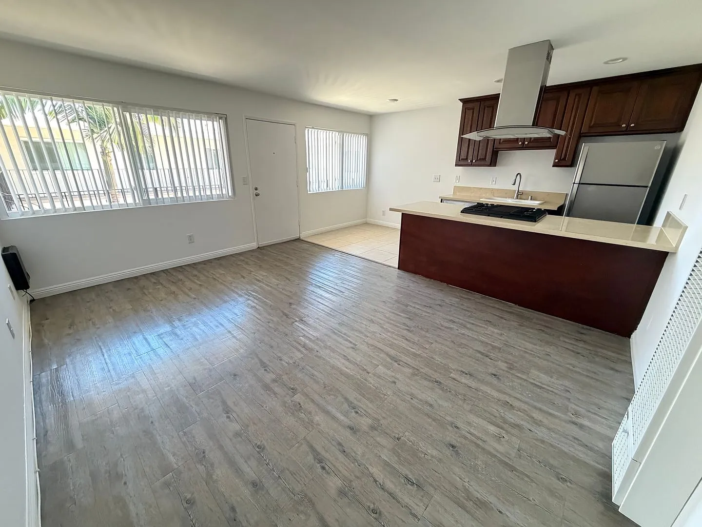 2210 Vanderbilt Ln — Photo 2