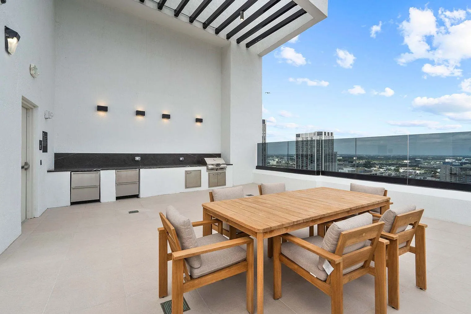 1 bed, 1.0 bath, 613 sqft, $3,527 — Photo 4