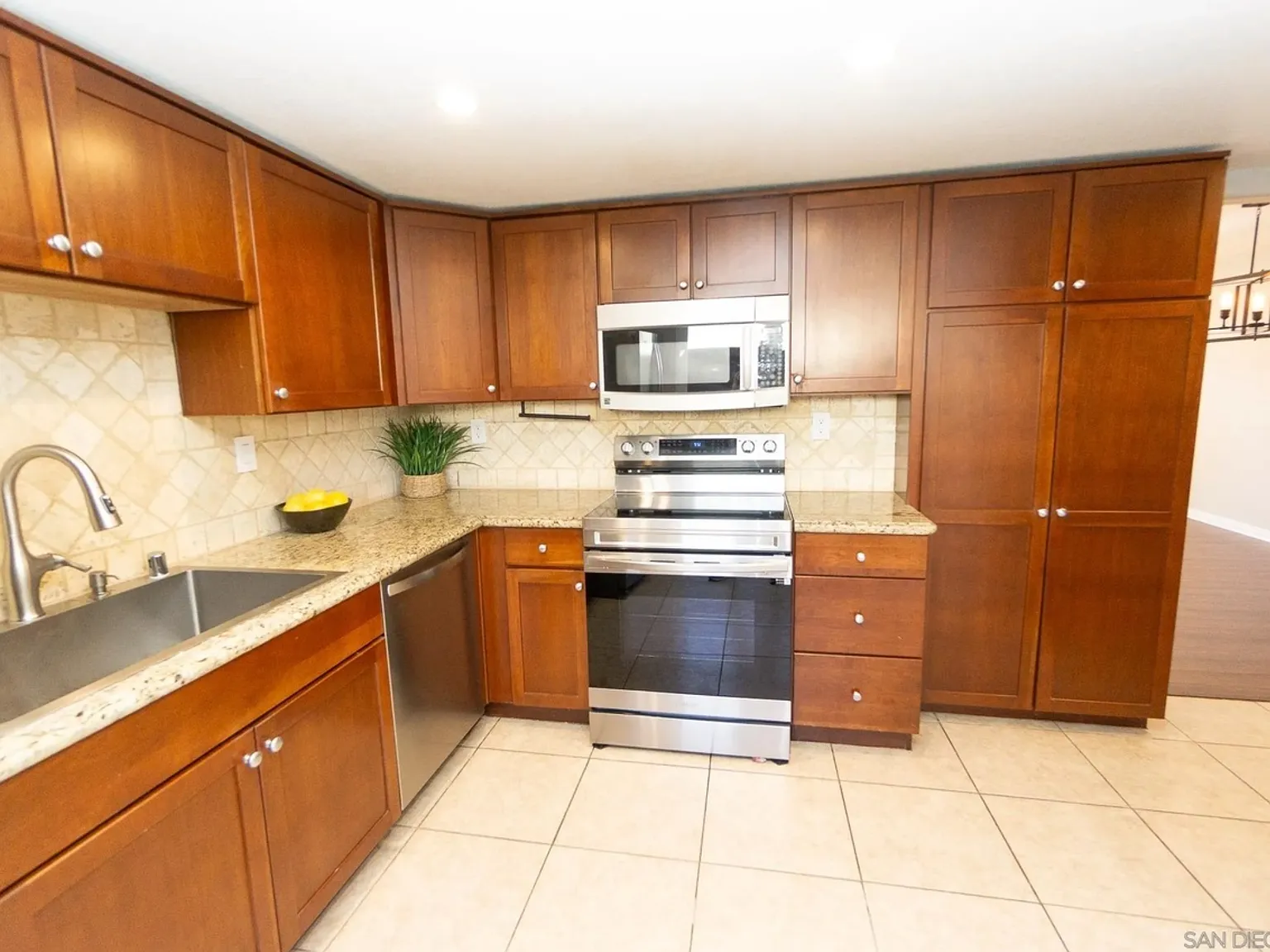 3 bed, 2.5 bath, 1268 sqft, $4,500 — Photo 3