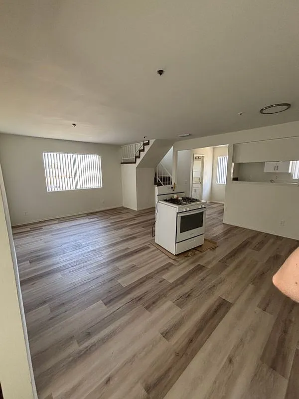 3 bed, 1.5 bath, 1150 sqft, $3,300 — Photo 3