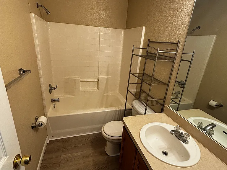 953 W Elm St — Photo 11