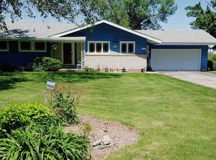 945 Crescent Dr, Cresco, IA 52136