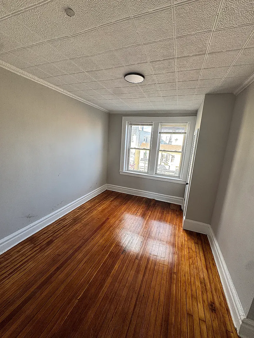 3 bed, $2,000 — Photo 3