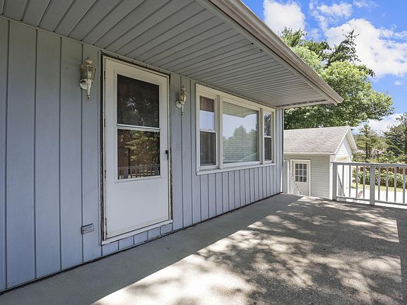 5th image of 150 Rosemary Ln