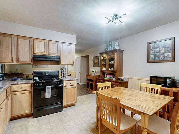 3rd image of 218 Japonica Dr