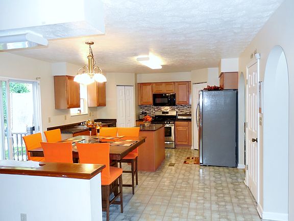 HUGE Eat-in kitchen
