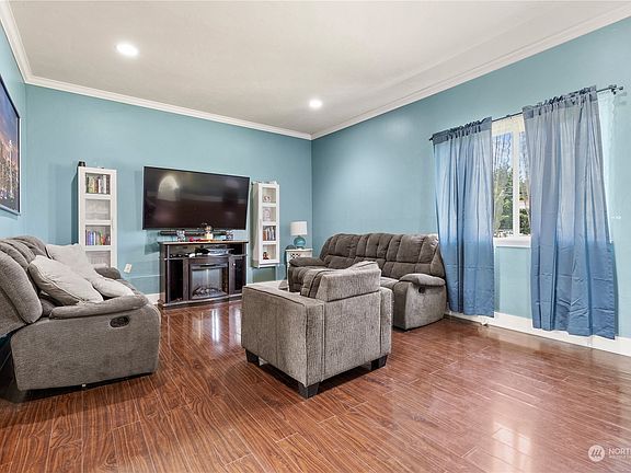 5th image of 223 Norpoint Way NE