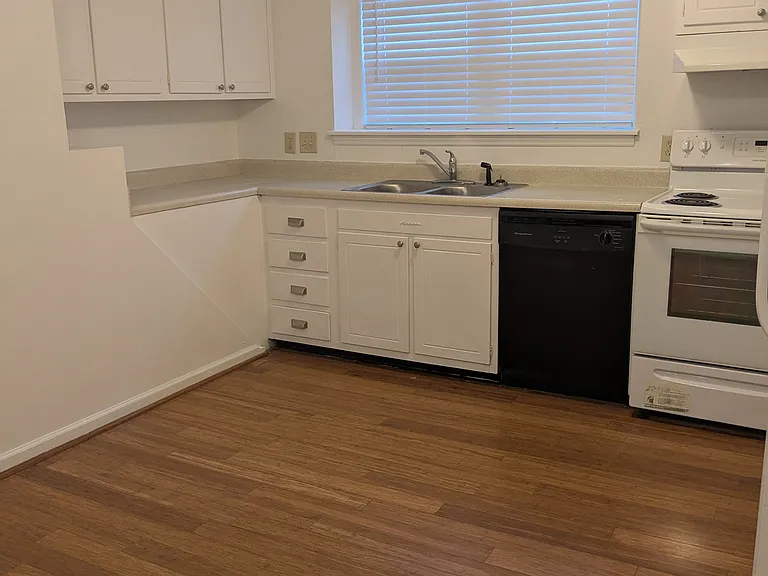 716 Crown Ct #B — Photo 3