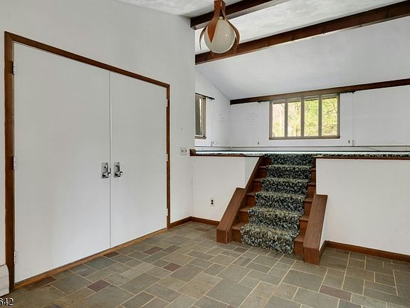 4th image of 24 Deerhaven Ln