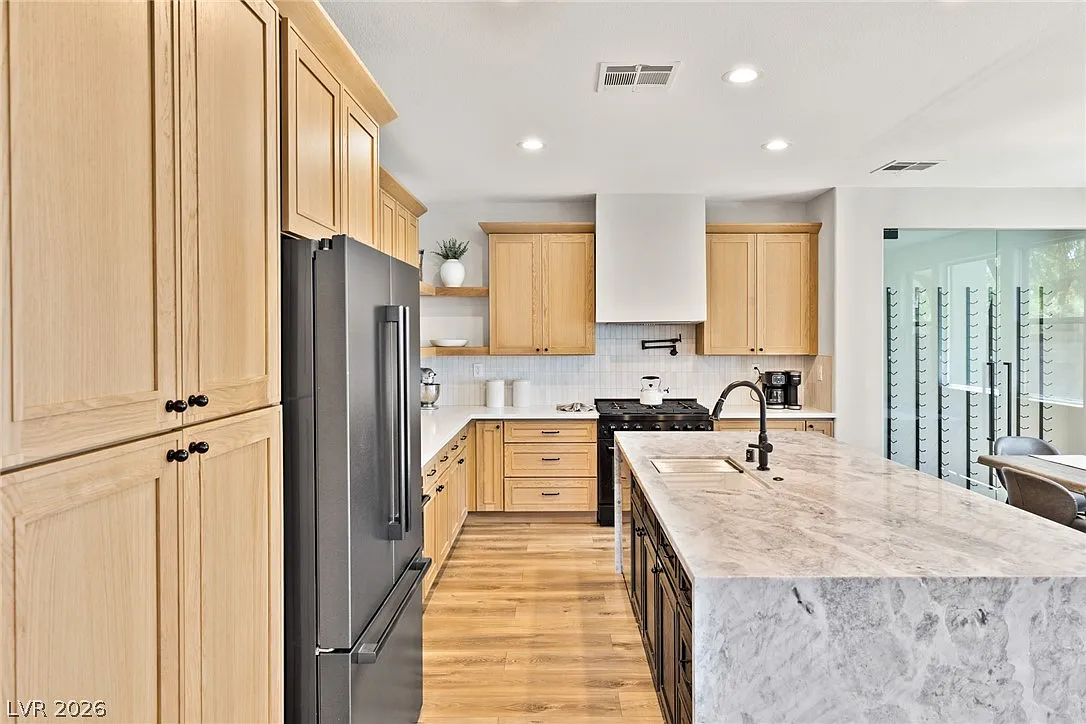 4 bed, 2.5 bath, 2470 sqft, $6,500 — Photo 4
