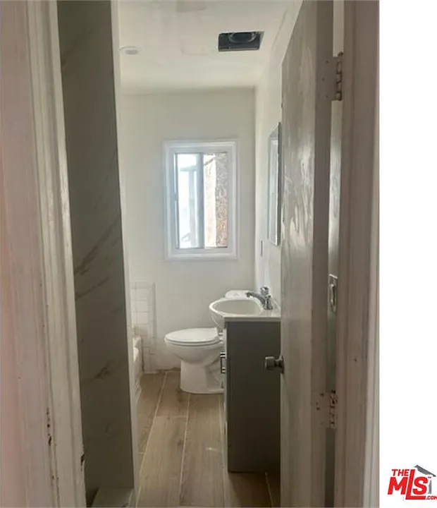 3 bed, 1.0 bath, 3000 sqft, $2,695 — Photo 4