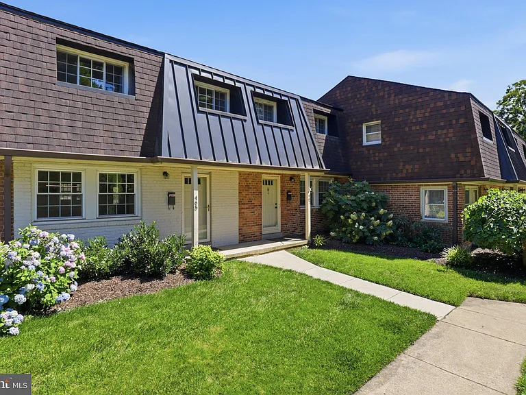 465 Hampton Ct #115 — Photo 3
