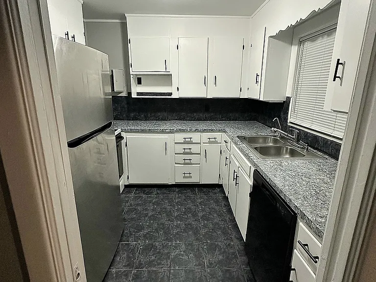332 Bay St — Photo 11