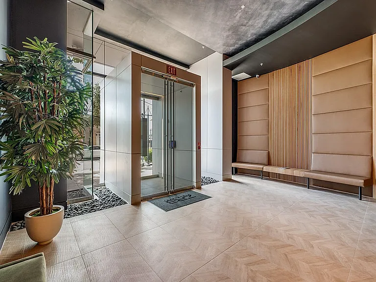 1400 HiLine Lobby