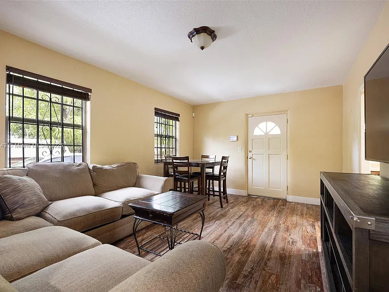 6401 SW 63rd Ct — Photo 6
