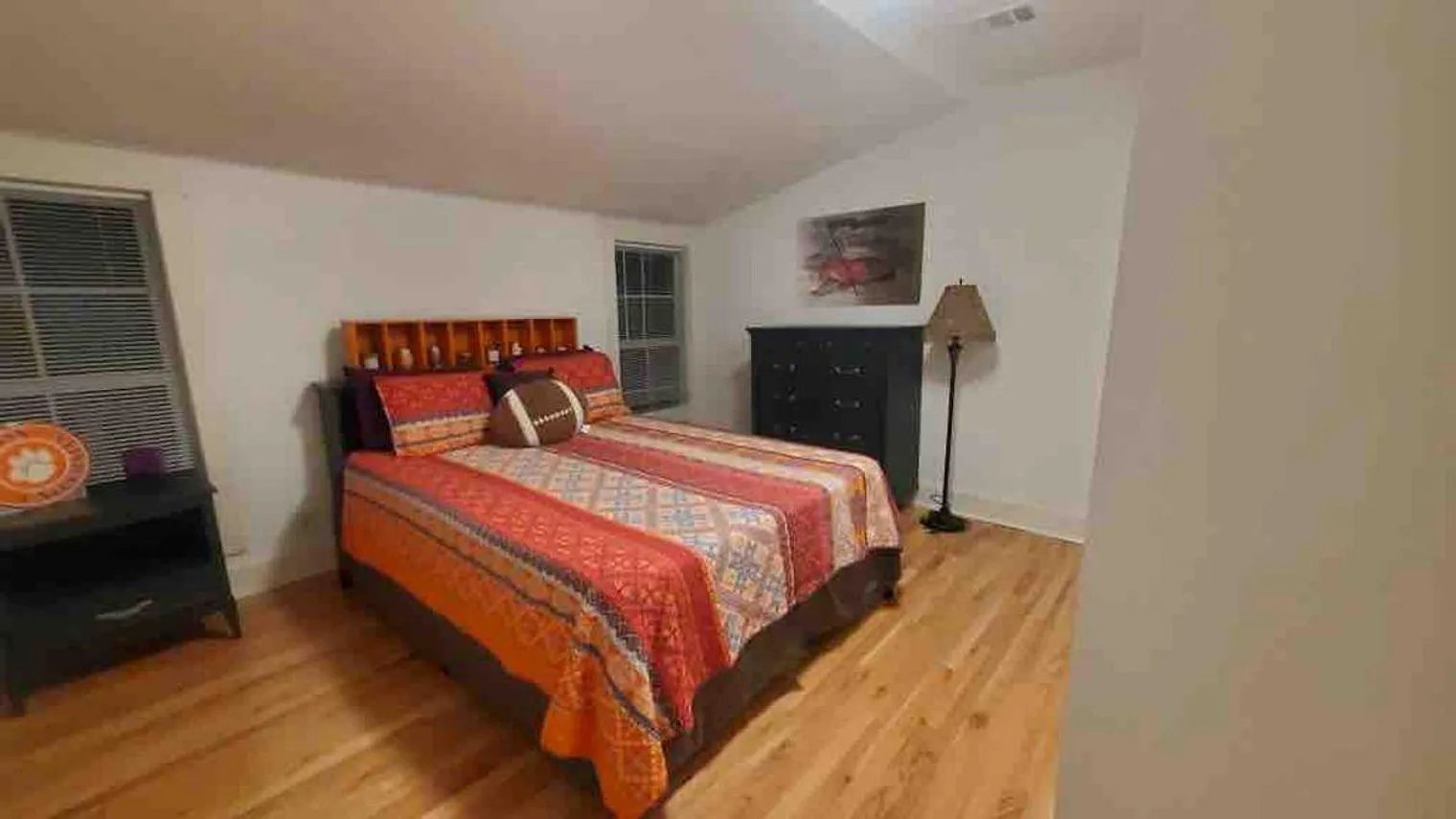 4 bed, 2.0 bath, 3498 sqft, $7,422 — Photo 3