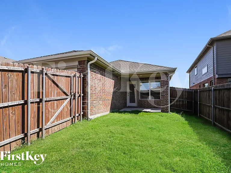 1309 Honeywood Ln — Photo 15