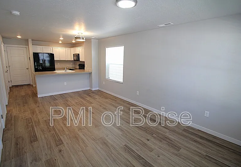 960 S Nautilus Ave — Photo 2