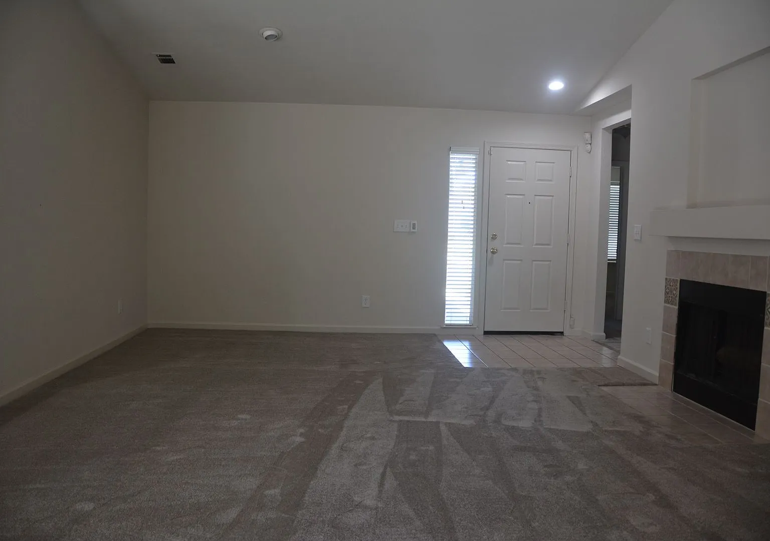 Sharp and clean Dallas Ranch area 4 bedroom, 2 bath home with 1,533 sq. ft — Photo 3