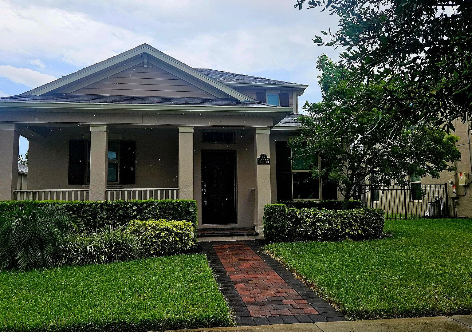 Charming Waterleigh Home — Photo 1